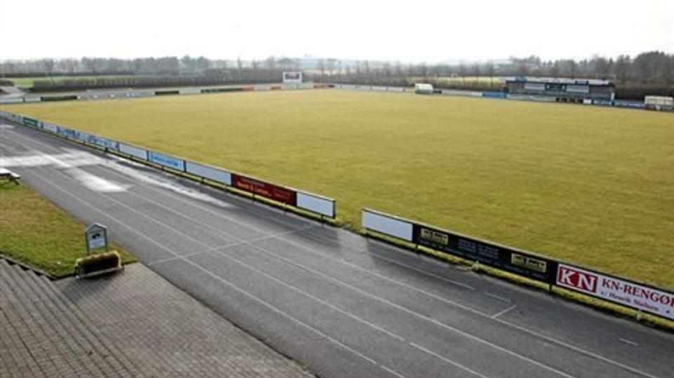 DBU kræver bl.a. lysanlæg på Jetsmark Stadion, siddepladser og journalistpladser, hvis licensen til 1. division skal bevares. Foto: Flemming Dahl Jensen