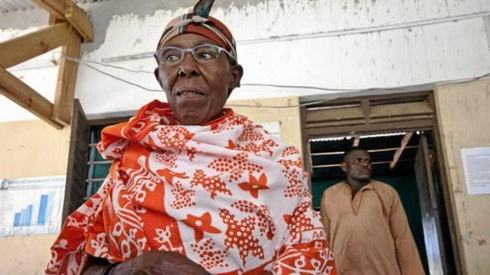 Kibena Omani, 67 år, er mor til syv og hjemmegående husmor, kommer her ud af sundhedsklinikken i Msoga efter at have fået et par briller, doneret af Jakob Rubin i Danmark. Kibena er en af de over 12.000, der har fået briller via Louis Nielsens projekt. Privatfoto