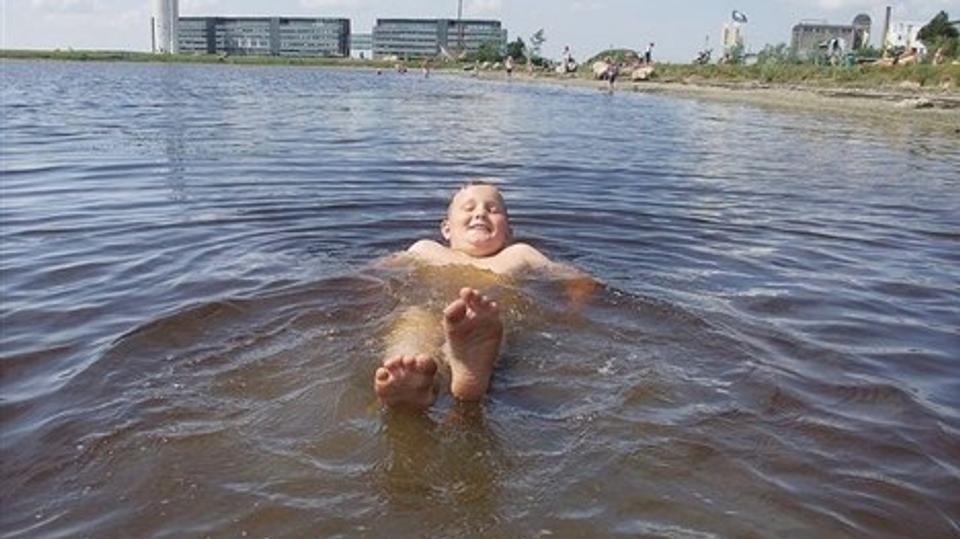 Den lavvandede Lindholm Standpark skal have et alternativ med en ny badebro, der giver mulighed for en gedigen fjorddukkert. Arkivfoto: Grete Dahl