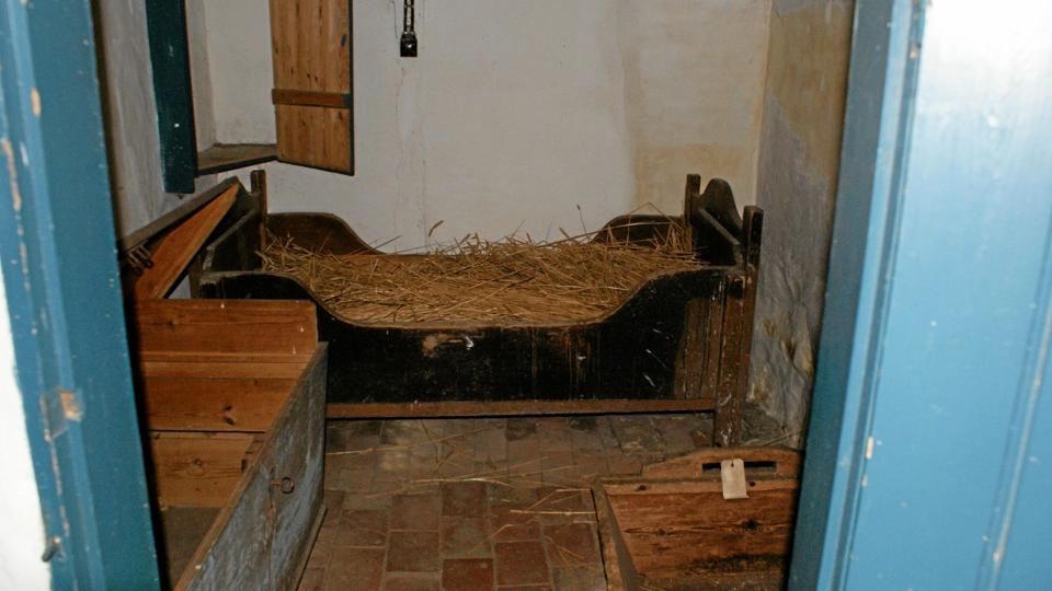 Der er mange huller i Sognefogedgårdens tag, så sengehalmen bliver våd. Privatfoto