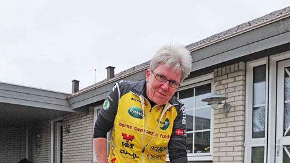 Jane Mortensen fik lyst til at cykle med Team Rynkeby til Paris, da hun så dem i tv. Nu er hun igang med træningen til den 1300 km lange cykeltur på den nye racer. Mindst 2600 km skal der trampes inden 13. juli, hvor turen går til Paris sammen 800 andre Rynkeby-ryttere - for at samle penge ind til børnecancersagen. Foto: Ole Iversen