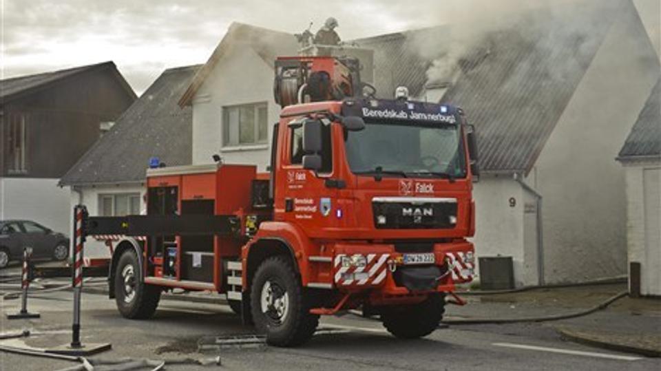 Den ene halvdel af huset udbrændte totalt, selv om skaderne ikke så så voldsomme ud ude fra Aalborgvej. Foto: Martin Damgaard