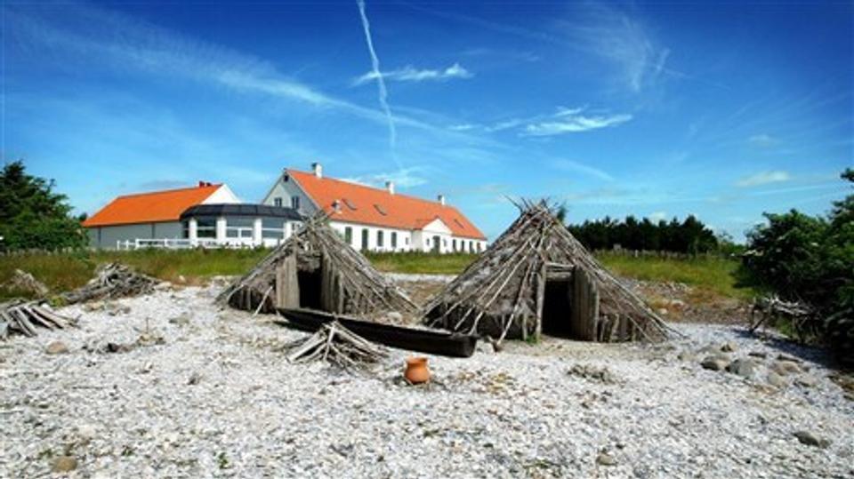 Ertebøllecenteret står forladt i den nye turistsæson. Uden for er dele af udstillingen faldet sammen på grund af manglende vedligeholdelse. Arkivfoto: Michael Koch