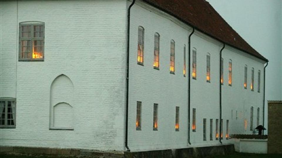 På Børglum Kloster sætter familien Rottbøll hvert år lys i vinduerne om aftenen 4. maj. Arkivfoto