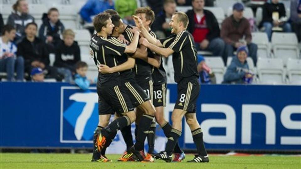 AaB-jubel i Odense, hvor Nicklas Helenius og Kayke sørgede for træfferne i 2-1 sejren. Foto: Scanpix