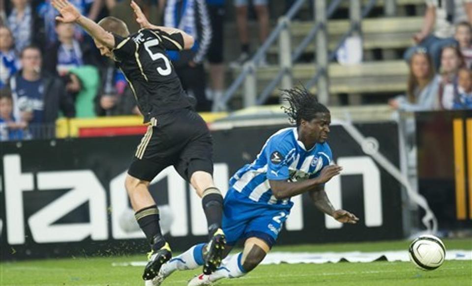 Kenneth Emil Petersen - her i en duel med OB's Bernard Mendy - jublede som AaB-målscorer til 1-0. Han forsøgte at tage æren for det, han troede var et fynsk selvmål. Foto: Scanpix