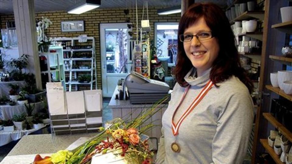 19-årige Heidi Ringkjær Nielsen var et stort smil mandag, hvor hun fremviste både sine to blomsterdekorationer og bronzemedaljen.Foto: P. E. Tarp