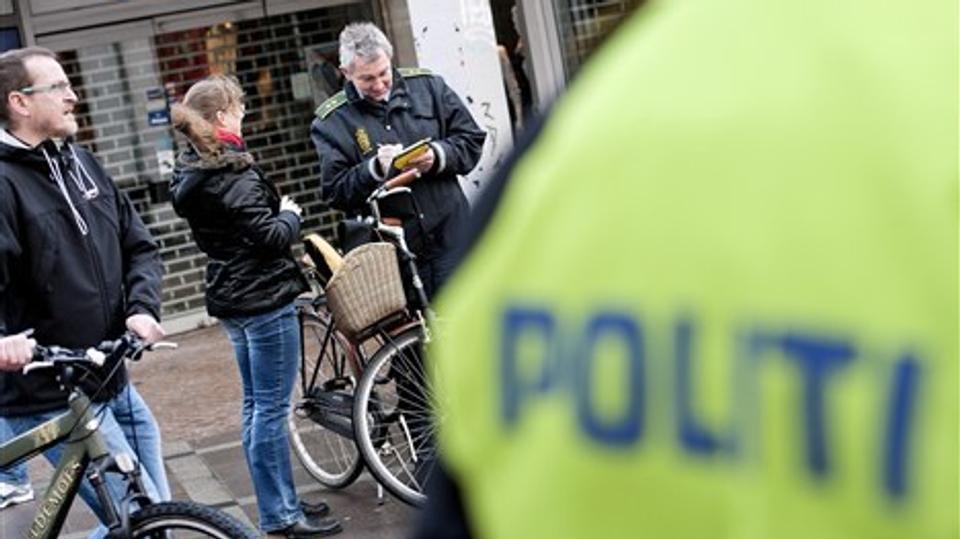 På bare tre en halv time uddelte politiet nemlig 44 bøder på tre forskellige steder i Aalborg. Alene her i gågaden (billedet) blev ni cyklister noteret på bare en time. Foto: Henrik Bo.