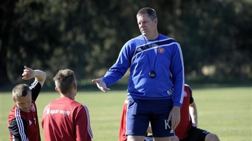 Kent Nielsen og resten af træner-teamet har arbejdet for at Henrik Dalsgaard skulle kunne spille back.
Foto: Scanpix