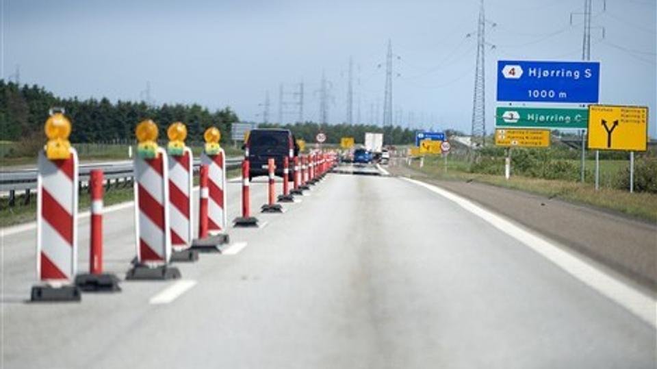 Bilisterne har tidligere haft mere end svært ved at respektere de nedsatte hastighedsgrænser ved vejarbejderne - billedet her er fra Hjørring i 2010, hvor politiet på et par dage noterede 1100 bilister. Arkivfoto: Bente Poder