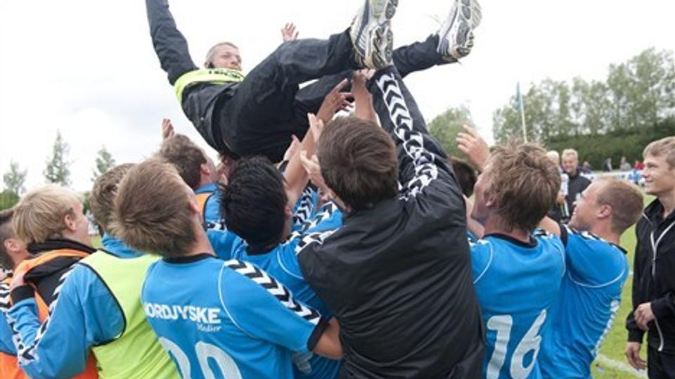 Blokhus FC kunne sidste sommer juble over oprykning til 1. division. Nu har klubben ikke længere lov at spille i landets næstbedste række.
Foto: Grete Dahl