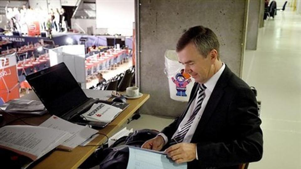 Sparekassen Thys direktør Ivan Christiansen læser sparekassens resultat for 2011 med glæde og tilfredshed.
Arkivfoto