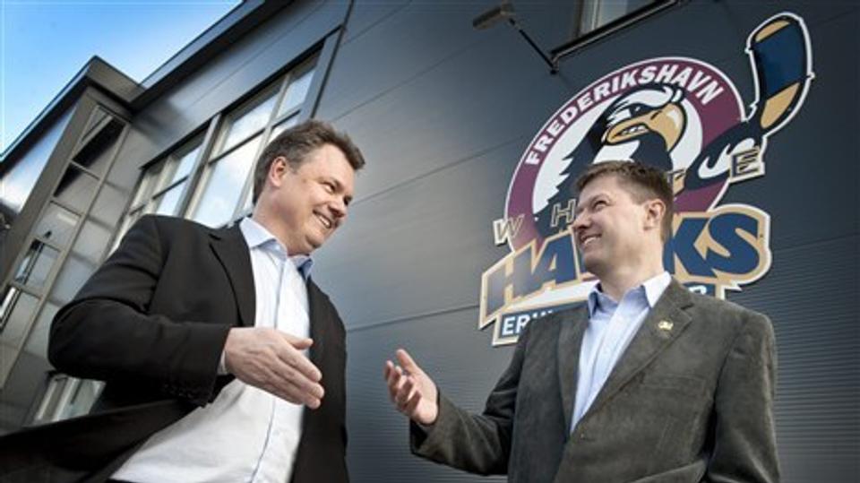 White Hawks-cheftræner Lars Ivarsson (tv.) vil tilføre holdet en helt ny spillestil. Foto: Mette Nielsen