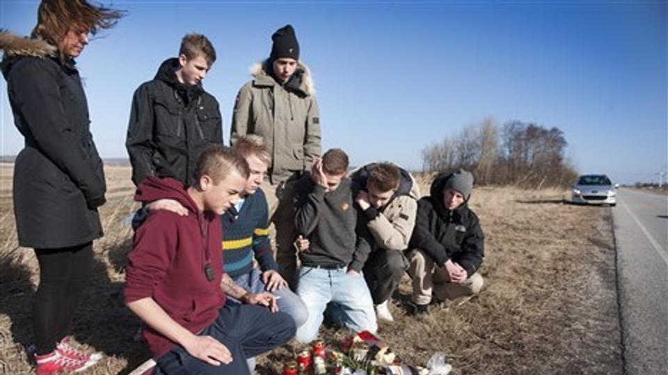 14-årige Emil Nielsen blev mindet af sine skolekammerater på Nr. Uttrup Skole mandag. Foto: Torben Hansen