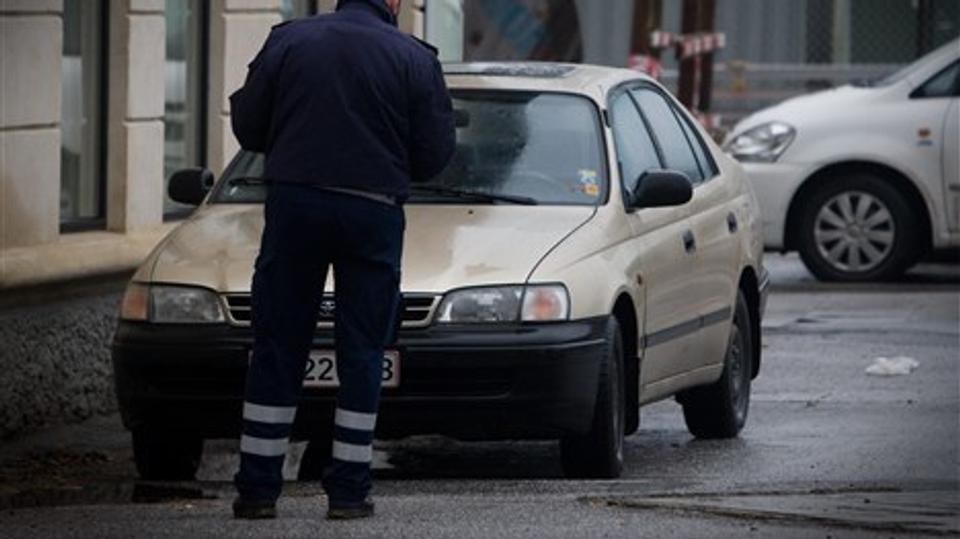Parkeringsvagt i aktion i Aalborg. Arkivfoto: Martin Damgård