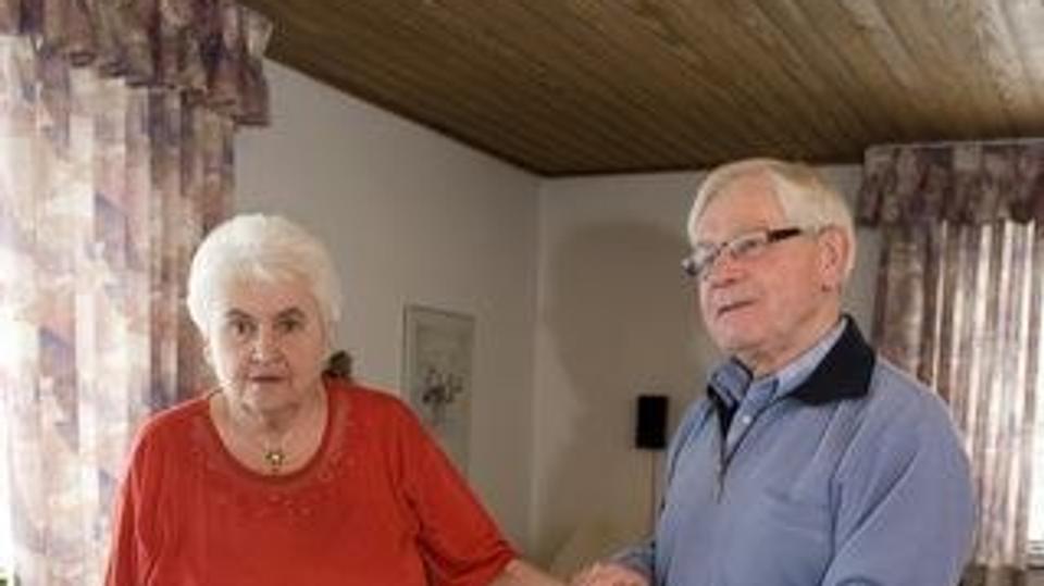 Alt er, som det var for et år siden, så der er ingen grund til at tage nye billeder, mener Erik Sudergaard, der nu som dengang støtter og hjælper Jytte med alt. Arkivfoto: Carl Th. Poulsen.