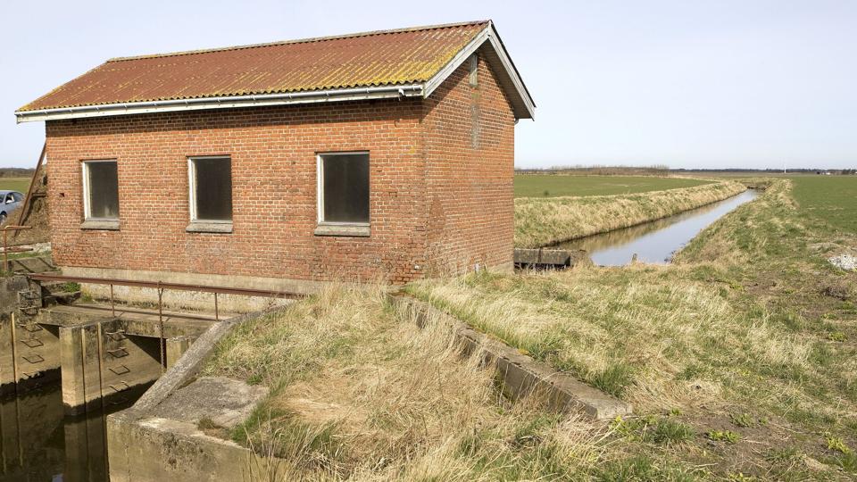 Pumpestationen, der holder vandet væk fra markerne. Arkivfoto