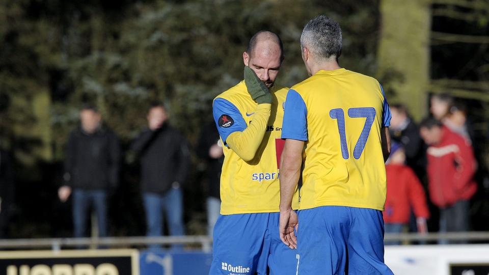 De gulklædte hobro-spillere må til vinterpause med 10 kampe i træk uden en sejr. Foto: Lars Pauli <i>Lars Pauli</i>