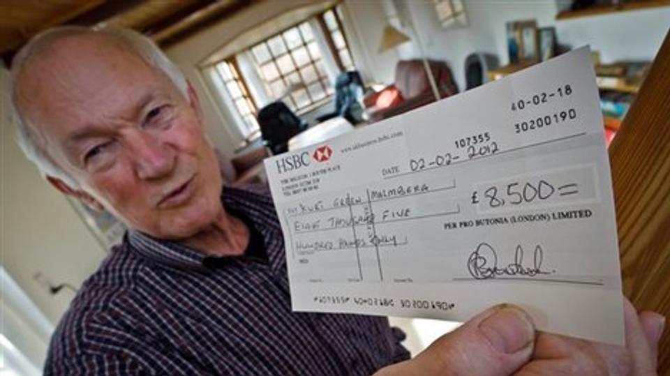 Kurt Malmberg med den engelske check på 8500 £. Sparekassen ville ikke indløse checken, og lejerne reagerede ikke, da han bad dem om at overføre pengene til kontoen. Foto: Martin Damgård