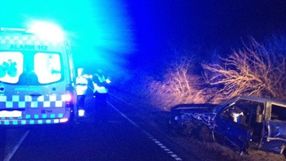 En konvoj af ambulancer forlod ulykkesstedet med politieskorte til Aalborg, fordi de fem tilskadekomne alle klagede over smerter i nakken. Foto: Jan Pedersen