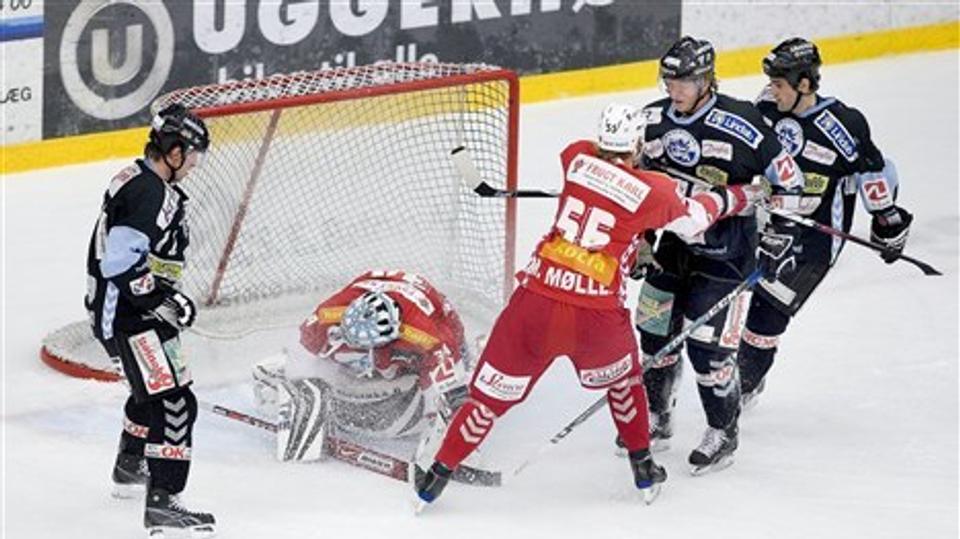 Mads Møller og resten af AaB skal have gang i tacklingerne. Arkivfoto: Torben Hansen