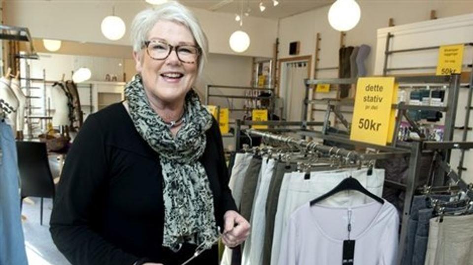 Tove Lemming lukker og slukker efter bare tre ugers ophørsudsalg i Avenue i Sindal. Nu er hun klar til et nyt kapitel i sit arbejdsliv med lidt færre arbejdstimer. Foto: Henrik Louis
