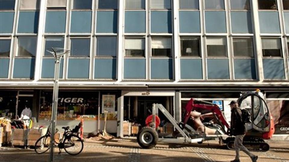 Herretøjsforretningen Christian rykker til maj ind i det tomme butikslokale ved siden af Tigerbutikken i Strømgade 8. Foto: Henrik Louis