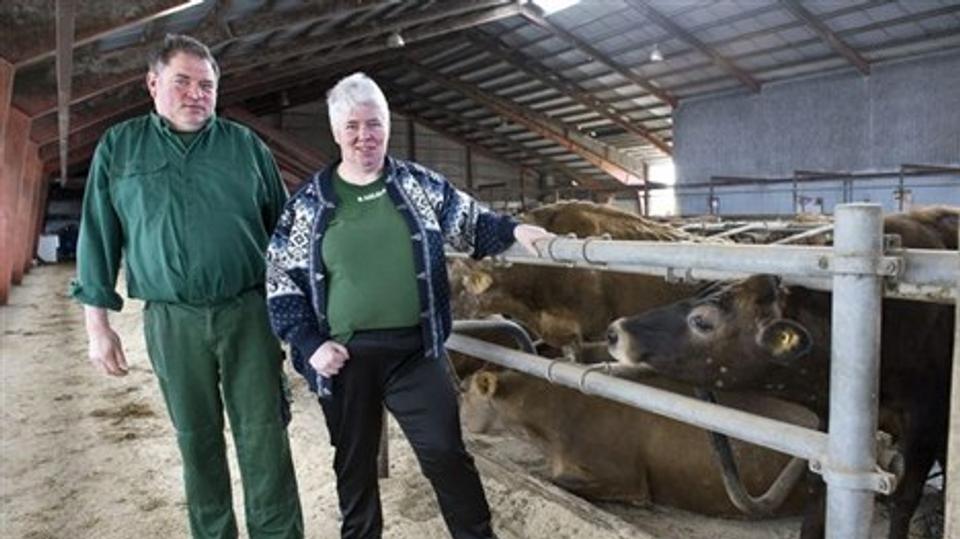 Bente Vanggaard og Poul Pedersen blev hædret for godt landmandskab. Foto: Carl Th. Poulsen
