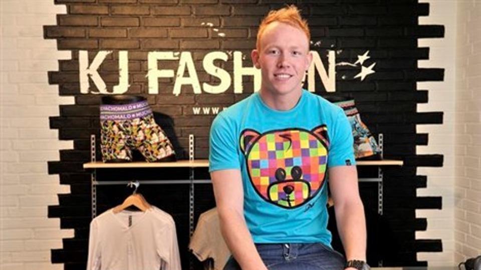 Kasper Jensen, 23 år, er klar til at åbne sin nye tøjbutik på torsdag, efter at han har arbejdet hos Tøjeksperten i Brovst et par år. Dermed kommer der også aktivitet i de sidste tomme forretningslokaler i Fjerritslev. Foto: Michael Koch