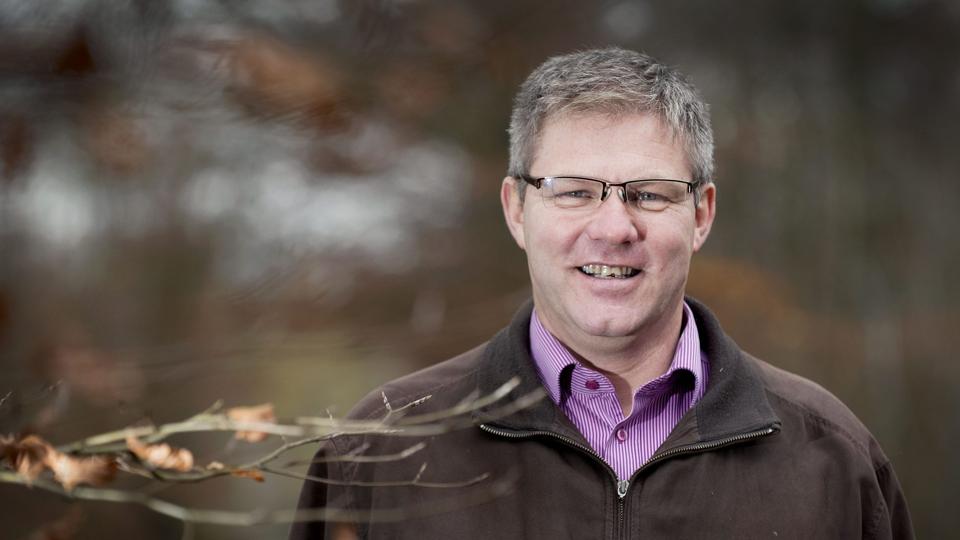 Hjørring-borgmester Arne Boelt: - Det er fint nok, at regeringen nu vil give hjælp til husejere, hvis huse bliver oversvømmet. Men hvorfor dog ikke give den samme hjælp til husejere, hvis huse skylles i havet som følge af erosion? Det fatter jeg ikke. <i>Bente Poder</i>