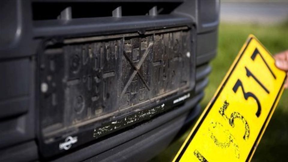 Politiet er klar til at fjerne flere nummerplader. Foto: Thomas Hansen
