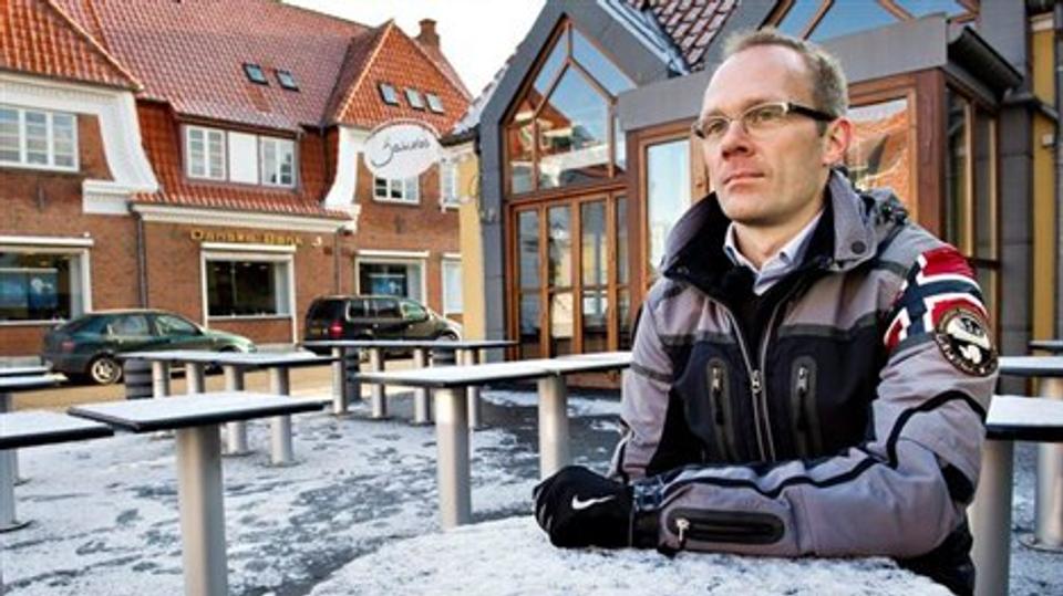 Jakob Sund fra Jacobs i Skagen. Nu skal gæsterne ved udendørs servering db-måles. Og det er forbundt at skåle, tale højt, synge og ellers more sig. Foto: Peter Broen