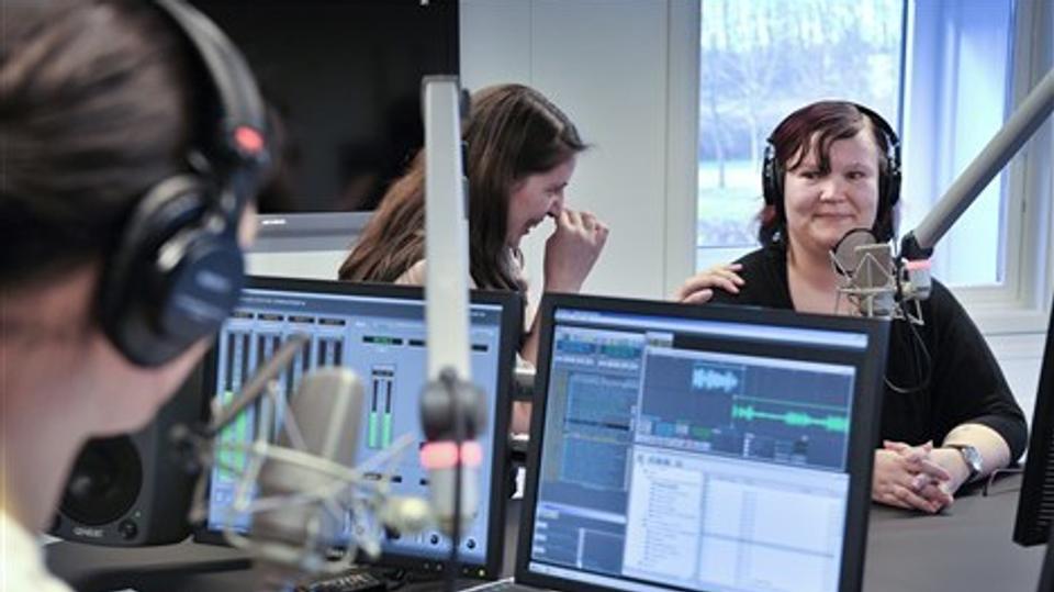Sally Mangor friede til sin kæreste i direkte morgenradio på ANR. Foto: Michael Koch