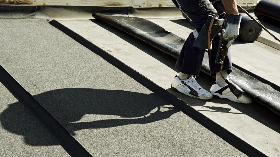 Det kan blive en rigtig dyr affære at indgå en aftale med billige baltiske vikarbureauer, advarer byggeribranchen. Der er nemlig risiko for, at man som arbejdsgiver risikerer at få en efterregning på grund af for lavt lønniveau. Arkivfoto: Henrik Bo <i>Pressefotograf Henrik Bo</i>