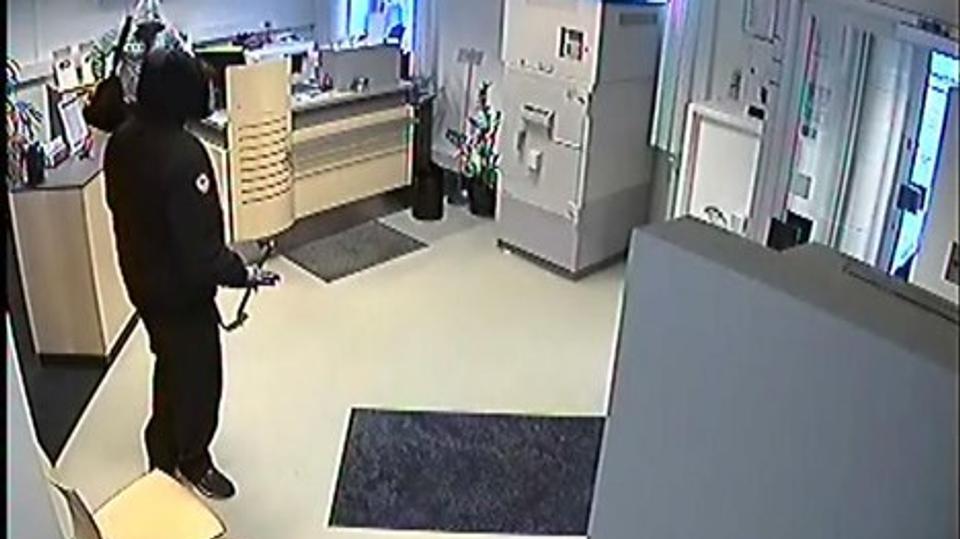 De to røvere slog til mod Nordea i Hals ved 16.15-tiden onsdag eftermiddag. Foto: Bankens overvågningskamera