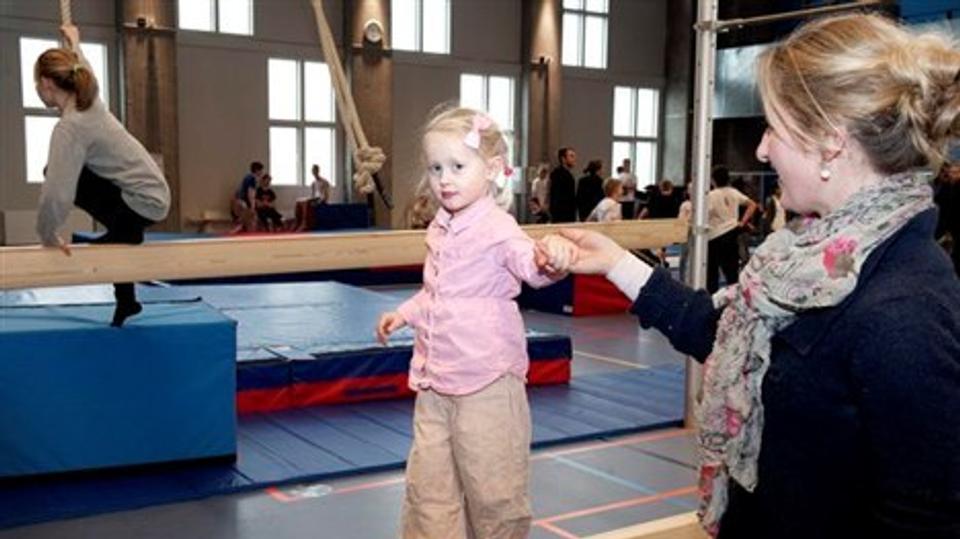 De små havde det svært i DGI-Huset onsdag, da få instruktører og mange børn skabte kaos i gymnastikhallen. Arkivfoto: Mette Nielsen