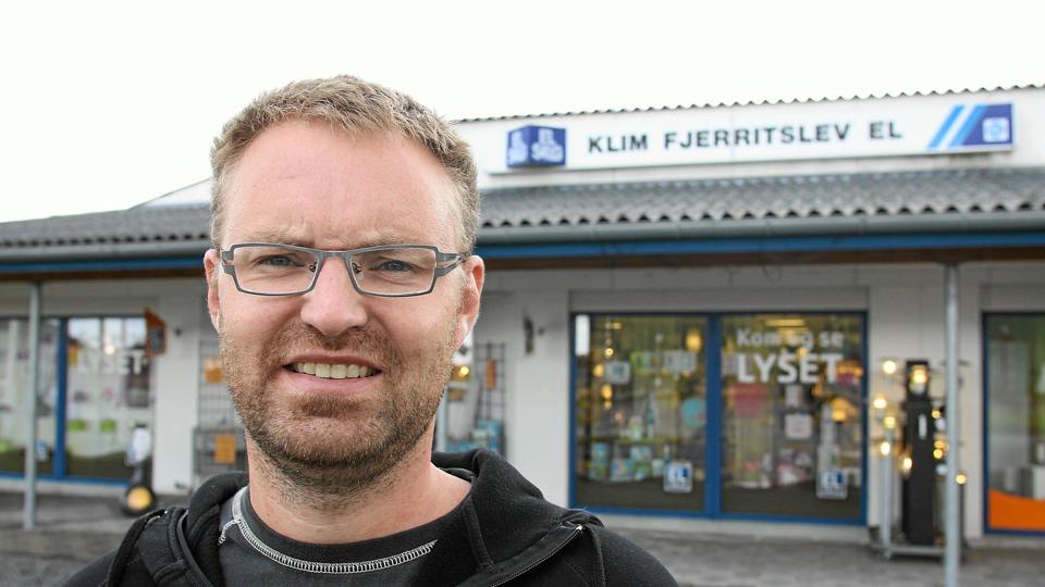 Bøgild Thorhauge har ordrebogen fyldt godt op og arbejde i en lang periode til de 16 ansatte i Klim-Fjerritslev Elforretning. Lige nu arbejdes på Fakta i Brovst, Fjerritslev Gymnasium, TiCan i Fjerritslev og Fjerritslev Fjernvarme. Foto: Michael Christiansen <i>Michael Christiansen</i>