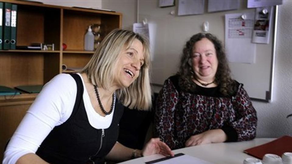 Sundhedsplejerske Connie Faurholt og udviklingskonsulent Alice Kjeldahl har fået skruet et tilbud sammen, som de unge familier gerne vil have. Arkivfoto: Bent Bach