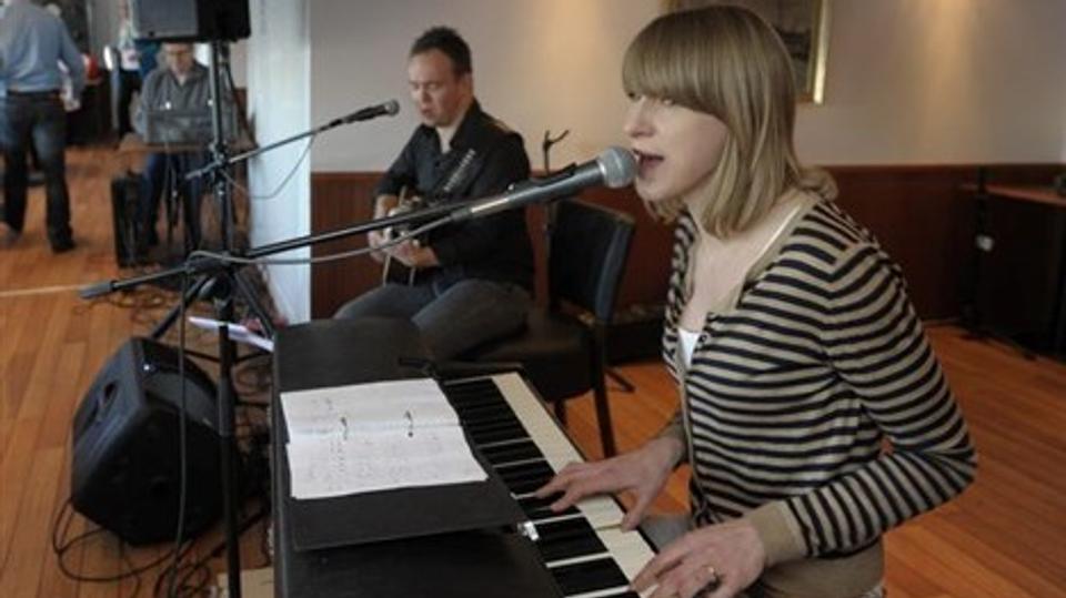 Med til intimkoncerten på Elbjørn havde Alouise guitaristen Claus Lorenzen fra Aarhus. De har aldrig spillet sammen før, men efter et par øvetimer aftenen forinden var de klar til at optræde som duo for en dag. Foto: Michael Bygballe
