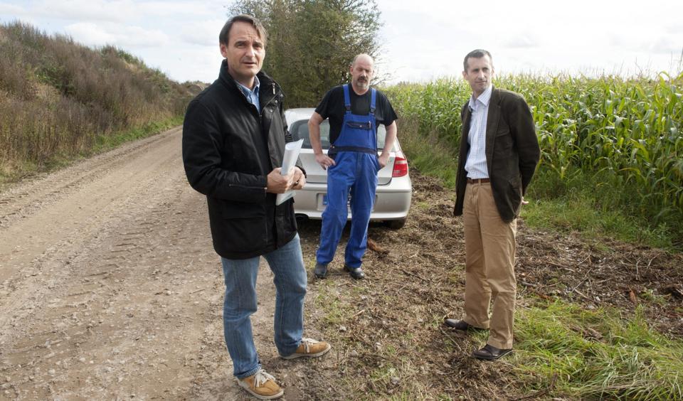 Projektkoordinator Henrik Nicolaisen fra Total sammen med gårdejer Kristian Søndergaard Jensen, Brønden, og Bruno Courme, chef for Total Europa på marken, hvor prøveboringerne skal foregå. Arkivfoto: Henrik Louis