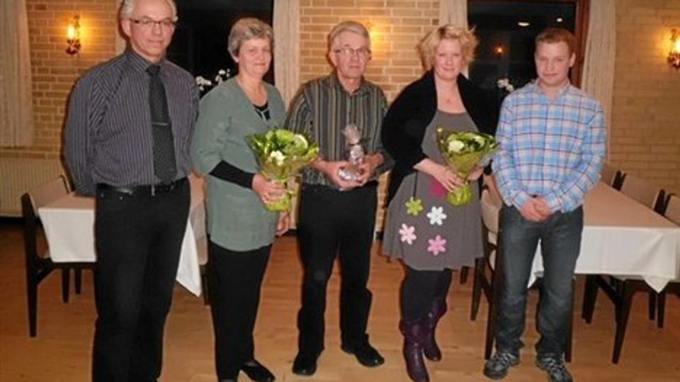 Kredsformand Frank Andersen (tv) med prismodtagerne Ellen og Børge Nielsen samt Louise og John Klit.