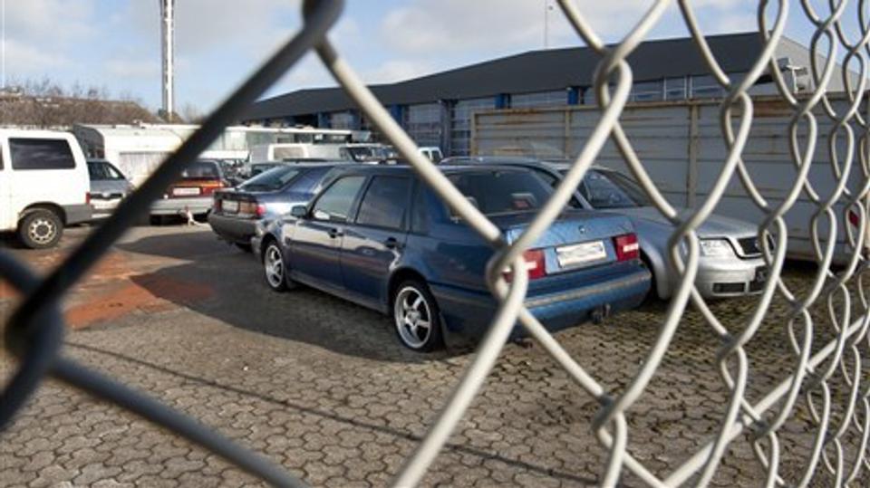 Bilerne opmagasineres på lagerpladser, der snart er fyldt til randen med det tempo, bilerne konfiskeres i lige nu. Foto: Grete Dahl