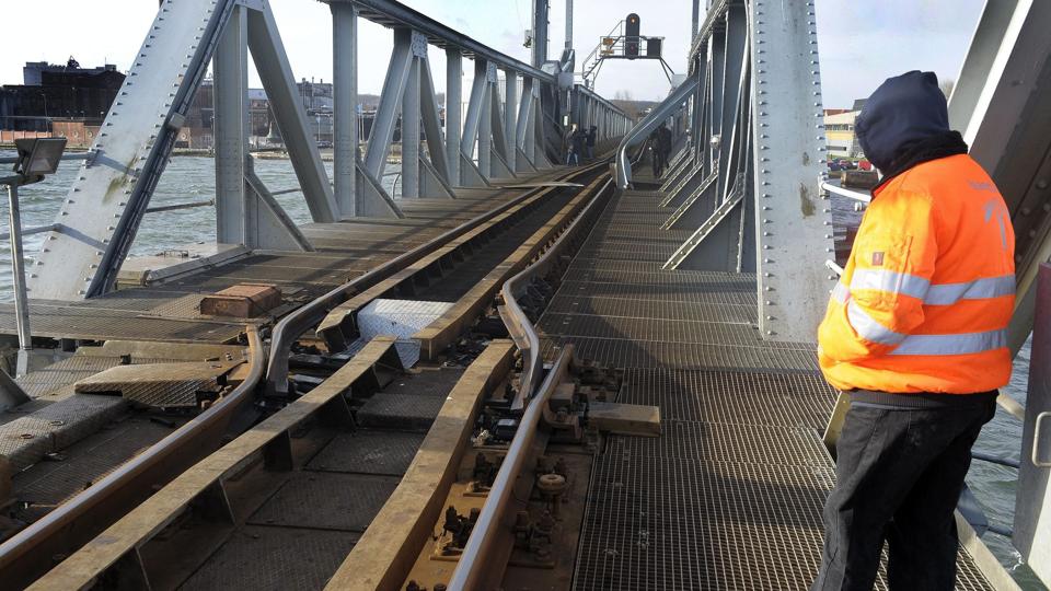 Jernbanebroen kunne have været færdig for længst, påpeger et tysk firma. Arkivfoto <i>Michael Bygballe</i>