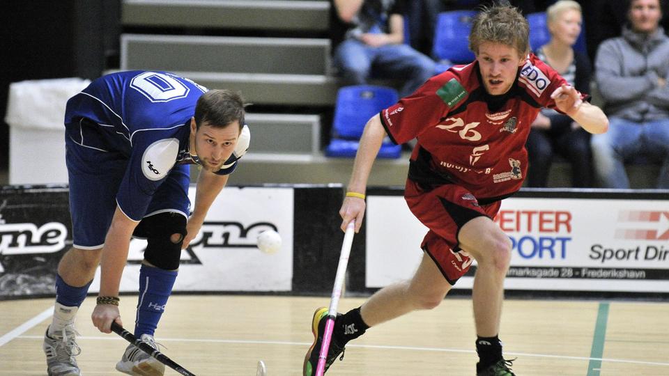 Bulldogs i røde trøjer vandt en sikker sejr over FC Outlaws i onsdagens lokalslag.Arkivfoto: Michael Koch