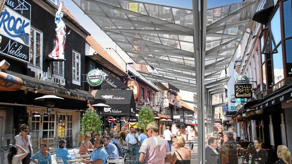 Overdækningen skal fremstå som et fritstående element, og taget er tænkt udført i gennemsigtigt, hærdet glas. Hensigten er at bevare indtrykket af et luftigt gaderum bedst muligt.
Tegning: Christopher Riekehr