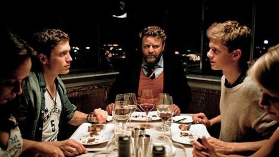 Børnenes far er i byen og samler dem omkring sig. Men helt så herlig, som han fremstår, er han ikke, afslører Bitten, Riccos kæreste. Fra venstre Bitten ( Lykke Sand Michelsen), Ricco (Morten Vang Simonsen), deres far (Peter Gantzler), Jeppe (Nikolaj