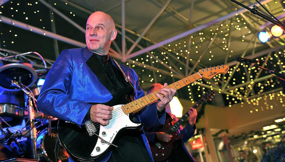 Klaus og Servants der har spillet sammen i 40 år stod for to koncerter i Hanstholm Centret og det trak mange centergæster ude fra. Det erfarne orkester skabte god stemning på centertorvet med Shadows medley, dansktopsange og deres mest kendte ”Herstedvester”. Foto: Ole Iversen