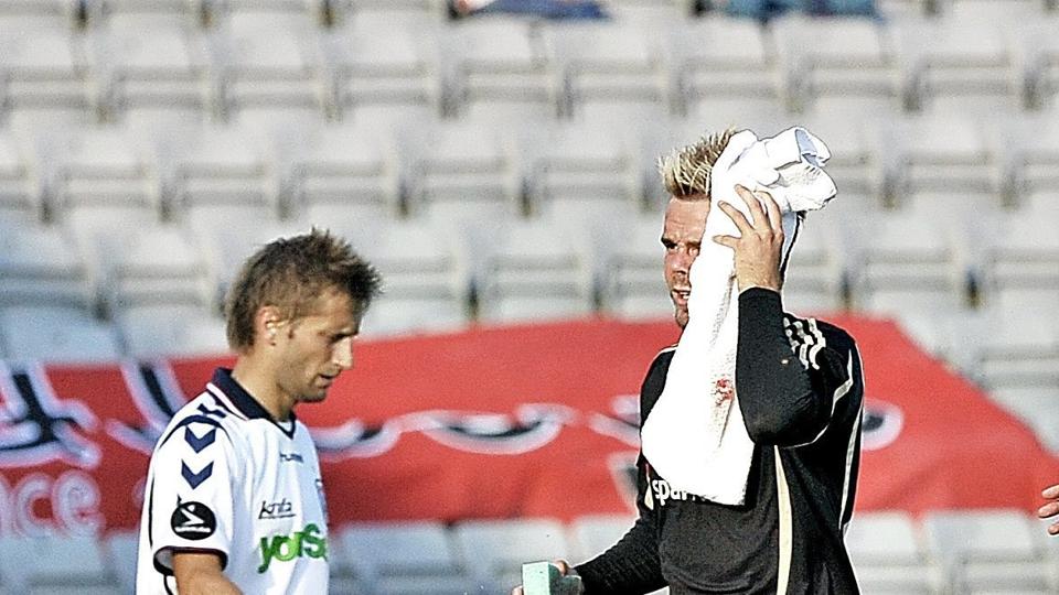 Fodbold. Nicholas Gotfredsen forlader blødende banen i Aarhus, sidste gang han var i superligaaktion for AaB. Foto: Claus Søndberg <i>Pressefotograf Claus Søndberg</i>