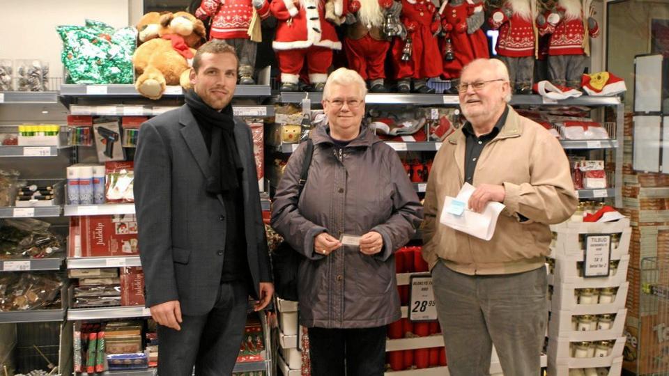 Vinder af hovedpræmien på 5000 kr. Lis Johnsen er her flankeret af Ole Hansen (t.v.), Kvickly, og Verner Skaarup, Ambu-tombolaen. Foto: Erik Røgild