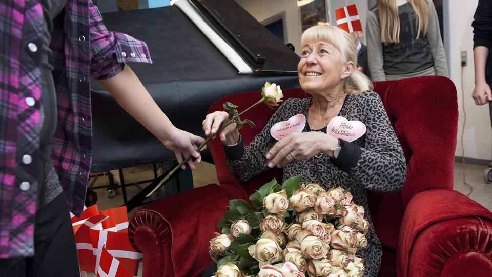 Skoleleder Karin Svensson blev glad over elevernes overraskelse på hendes 40-års jubilæumsdag. <i>Lars Pauli</i>